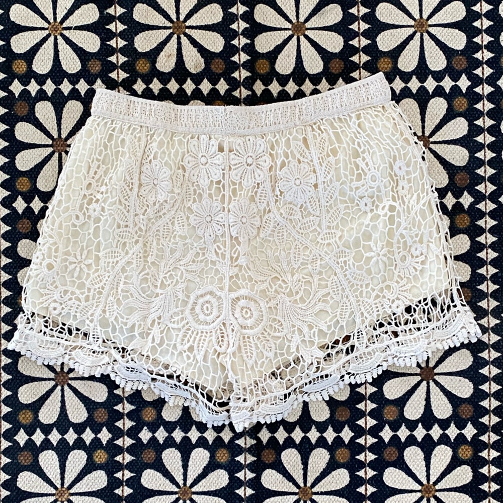 Vivid Collection Lace Off White Crochet Shorts. Excellent Condition
